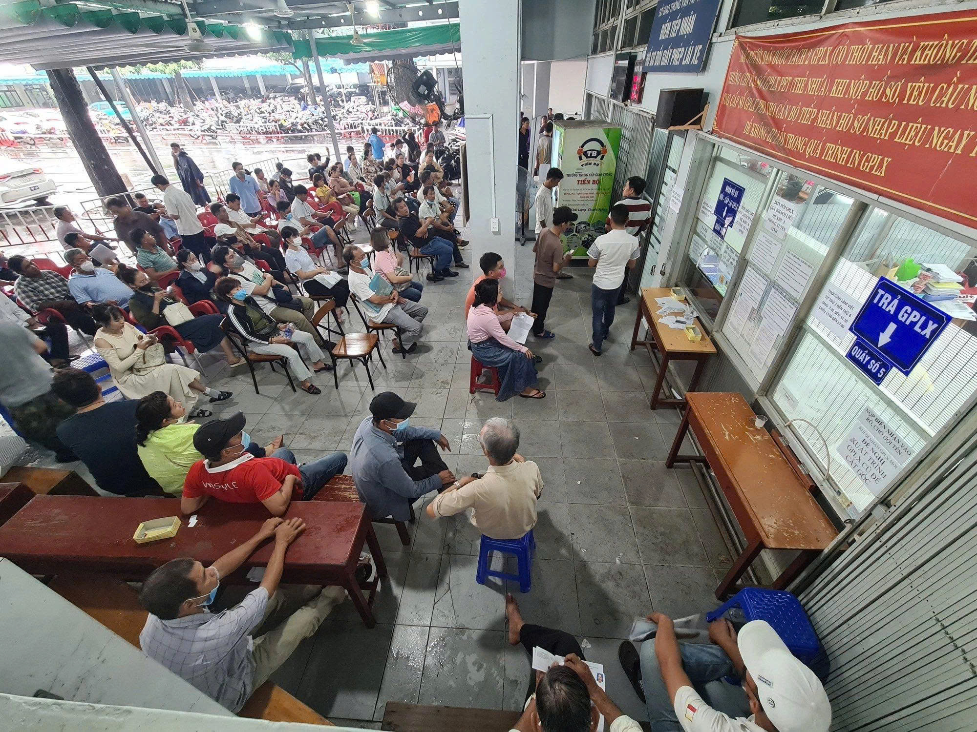 Chờ đợi làm thủ tục