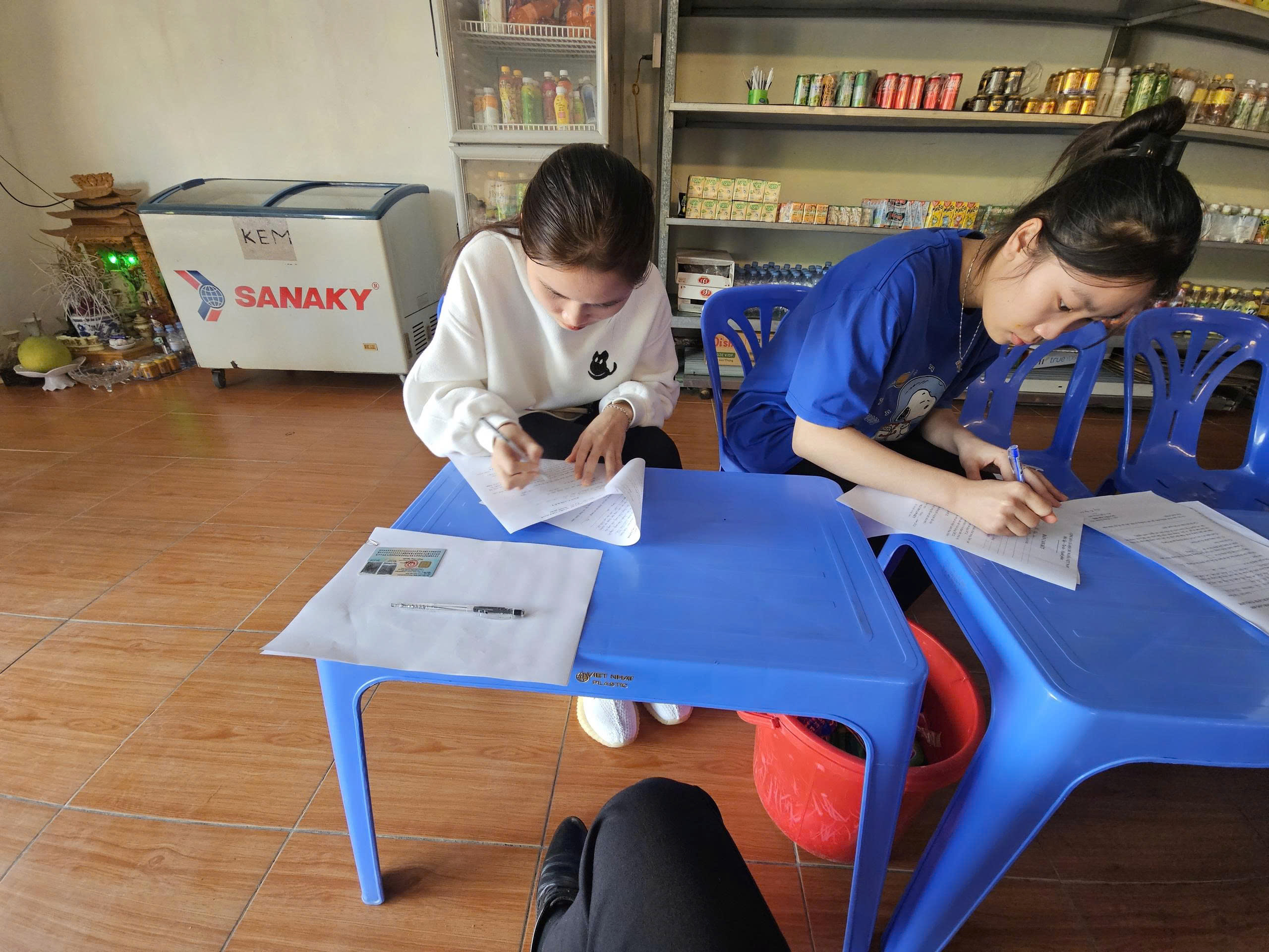 Khách hàng nhận bằng lái