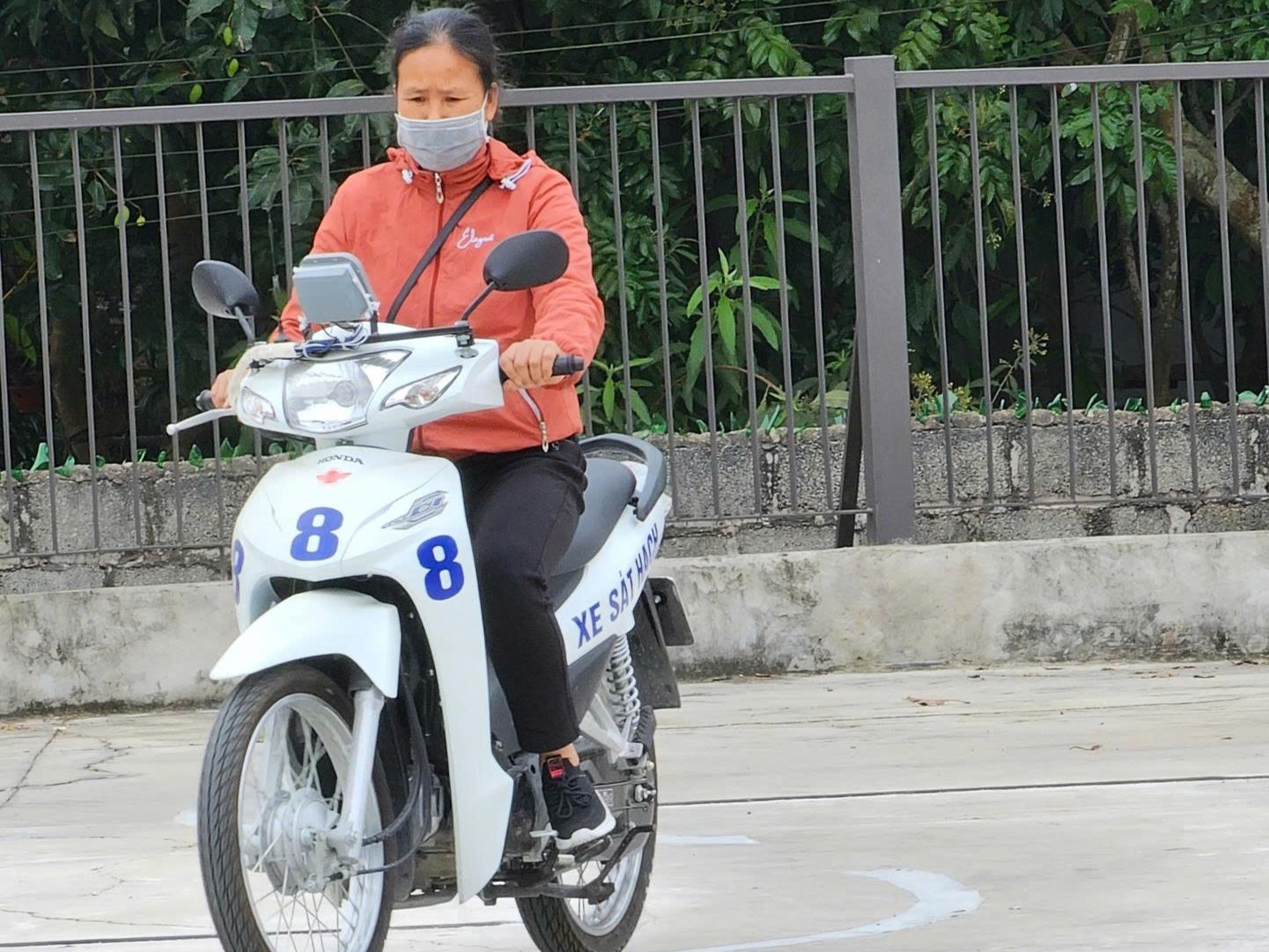 Khách hàng nhận bằng lái